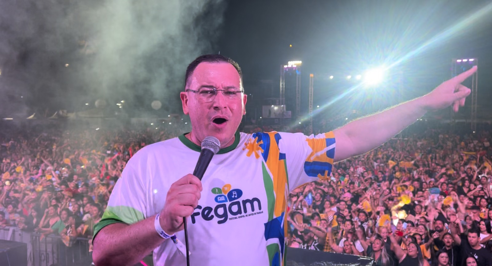 Raif Matos cantando no Sou Manaus 2023