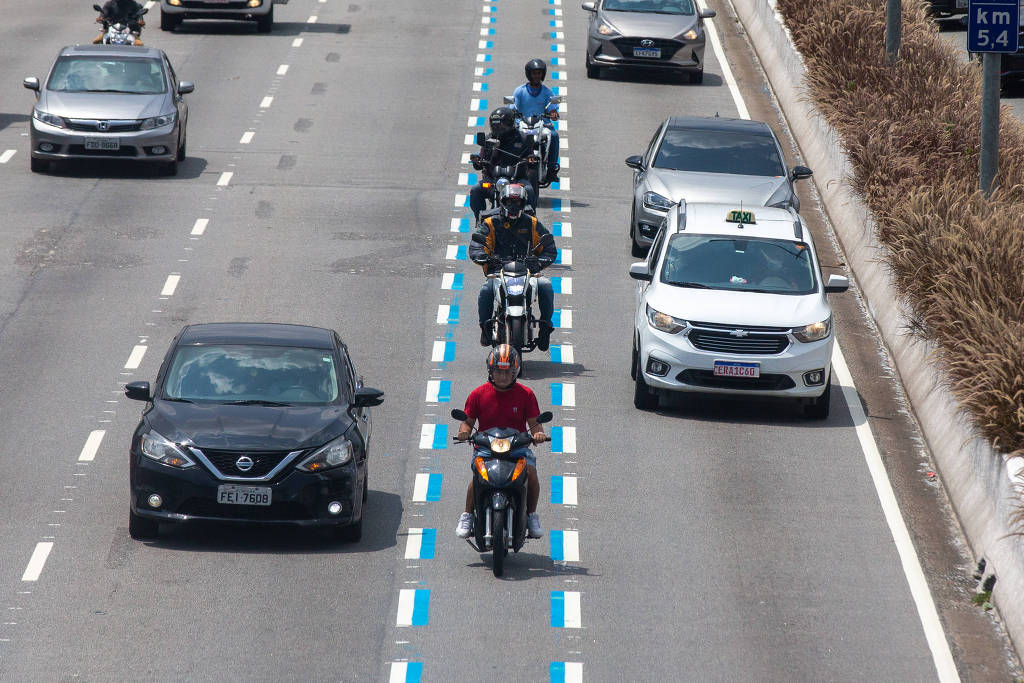 Faixa azul para motos na cidade de São Paulo